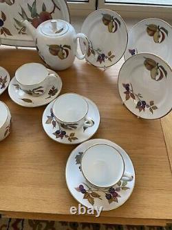 Royal Worcester Evesham Gold For tea lovers, a great tea set 24 pieces